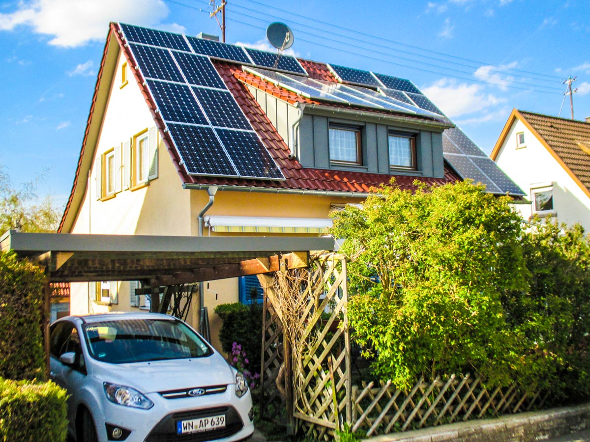 Solarzellen auf einem Dach durch unsere Dachdecker befestigt.